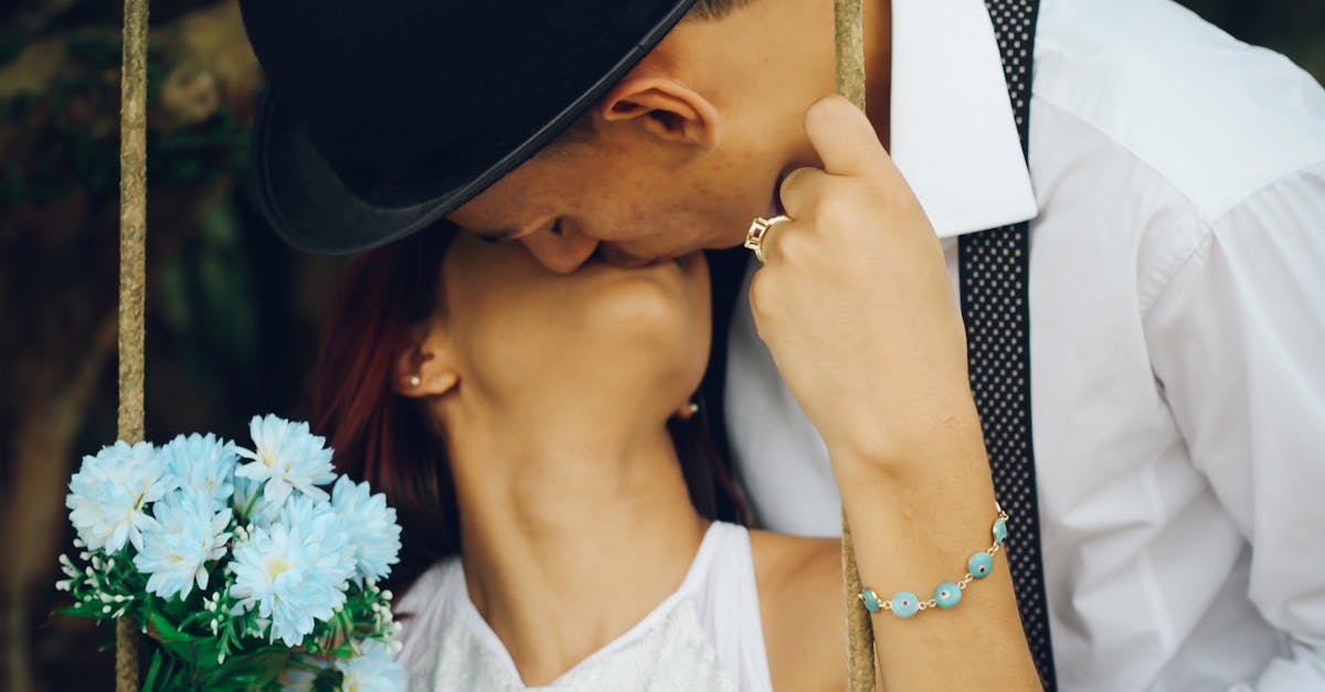 découvrez l'art du baiser dans toutes ses nuances. que ce soit pour exprimer l'amour, l'affection ou la passion, plongez dans les différentes techniques et significations du baiser, ainsi que son impact sur les relations humaines.