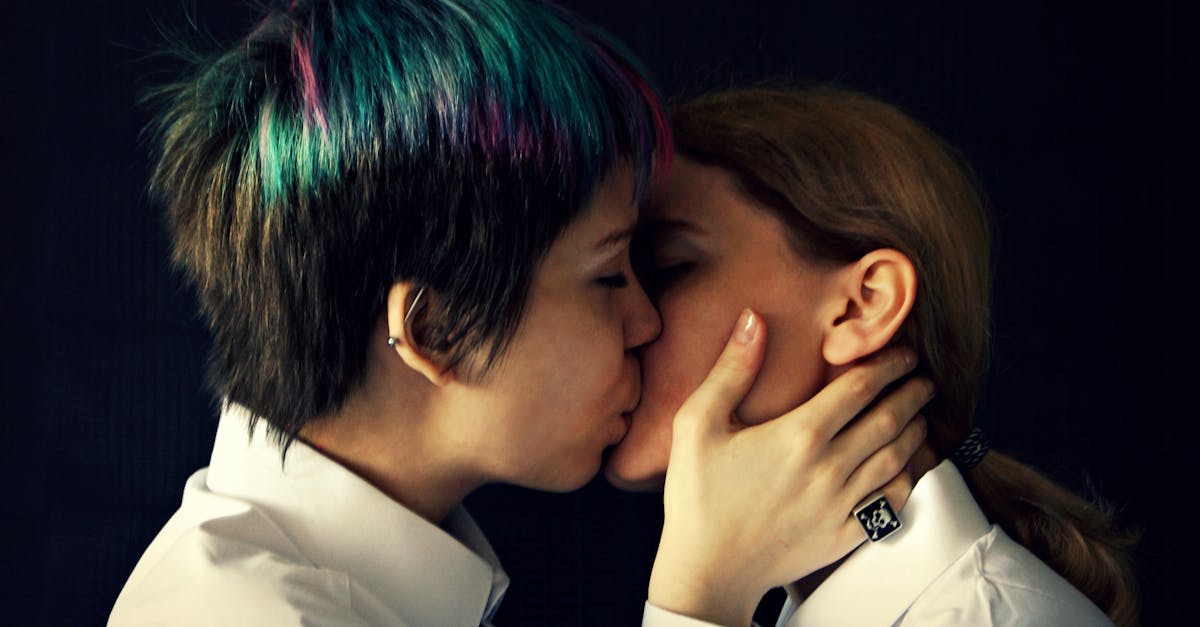 découvrez l'art du baiser, une expression intime de passion et d'affection. plongez dans les différentes cultures du baiser, explorez ses significations et apprenez comment cette simple action peut renforcer les liens émotionnels tout en éveillant les sens.