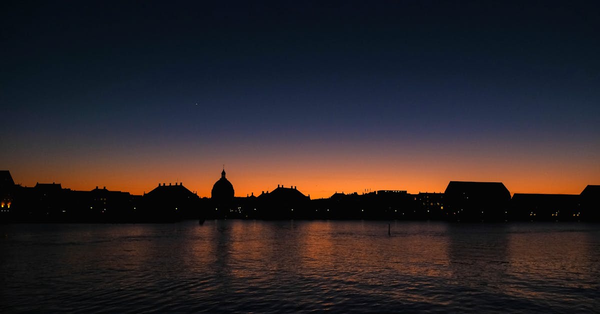 découvrez le phénomène captivant des heures miroir, un moment magique où les chiffres se reflètent sur votre horloge. apprenez leur signification spirituelle et comment elles peuvent influencer votre vie. plongez dans le monde fascinant de la synchronicité et explorez les mystères des heures doubles.
