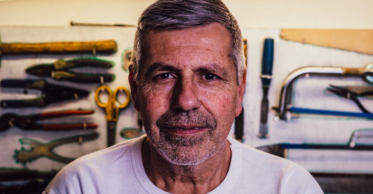 découvrez comment embrasser vos cheveux gris avec élégance et style. apprenez des conseils sur l'entretien, la coiffure et l'acceptation de votre beauté naturelle, tout en célébrant chaque étape de cette transition.