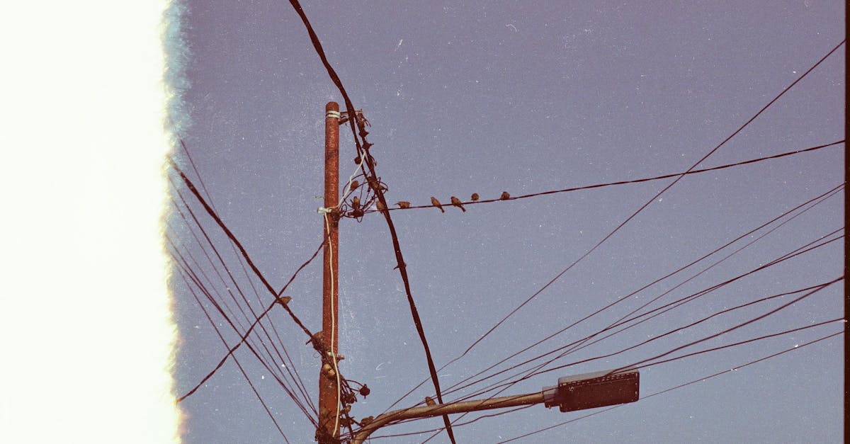 découvrez tout sur le maximum voltage : définitions, applications et implications. apprenez comment cette mesure clé influence les systèmes électriques et garantit la sécurité dans vos projets. idéal pour les étudiants et professionnels en électrotechnique.