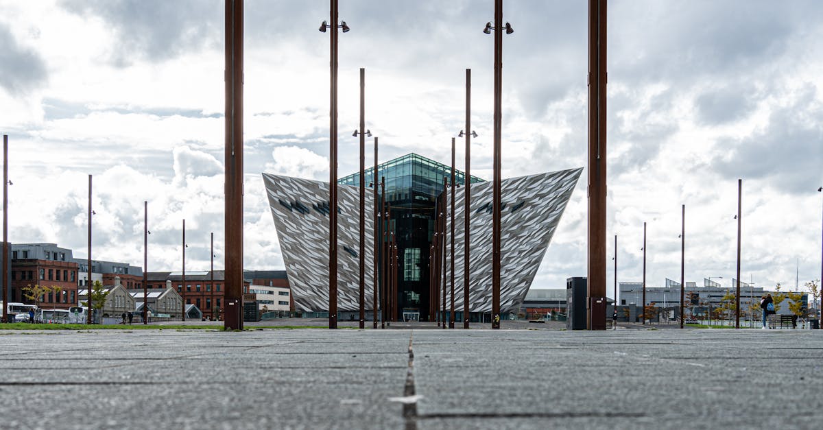 découvrez l'histoire emblématique du titanic, ce paquebot légendaire qui a sombré lors de sa première traversée en 1912. revivez les événements tragiques et explorez les récits des passagers à bord, tout en plongeant dans l'impact culturel et historique de cette catastrophe maritime.