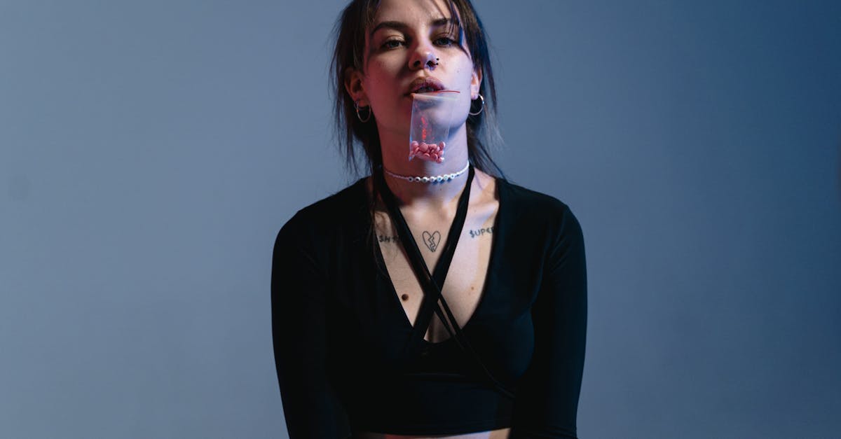 découvrez l'univers captivant de 'biting', une pratique intrigante qui mêle art et expression corporelle. plongez dans cet exploration unique qui éveille les sens et stimule la créativité.