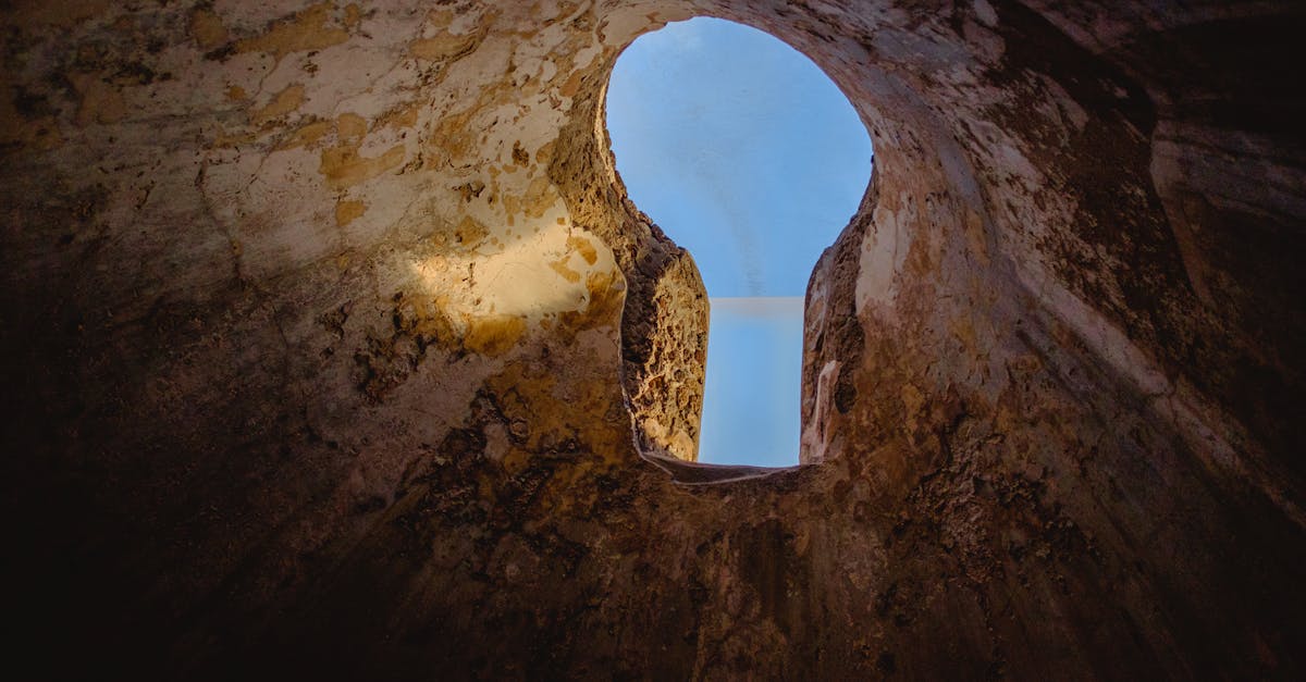 découvrez les mystères du trou le plus profond du monde, un exploit fascinant de l'ingénierie humaine qui nous plonge au cœur de la terre. explorez ses caractéristiques uniques et l'impact de cette exploration sur notre compréhension de la géologie.