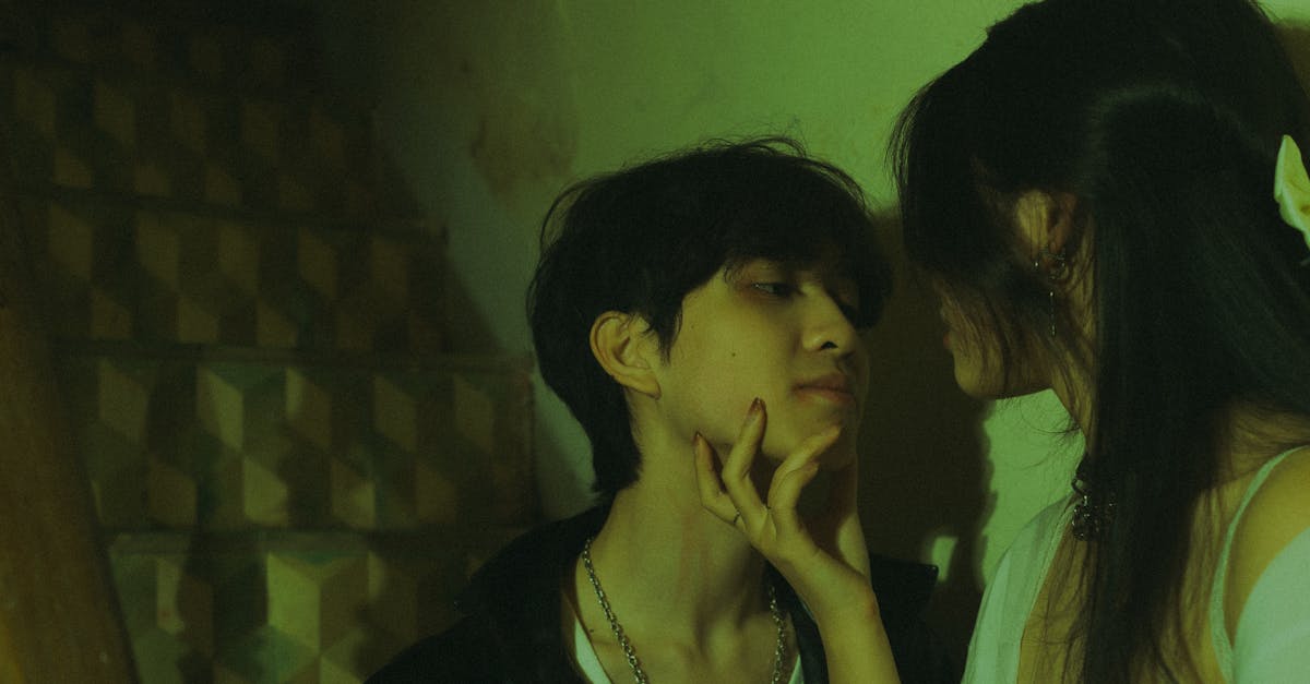 découvrez les multiples facettes de l'intimité : un voyage émotionnel et psychologique qui explore les liens profonds entre les individus, l'importance de la connexion et les secrets d'une relation épanouissante.