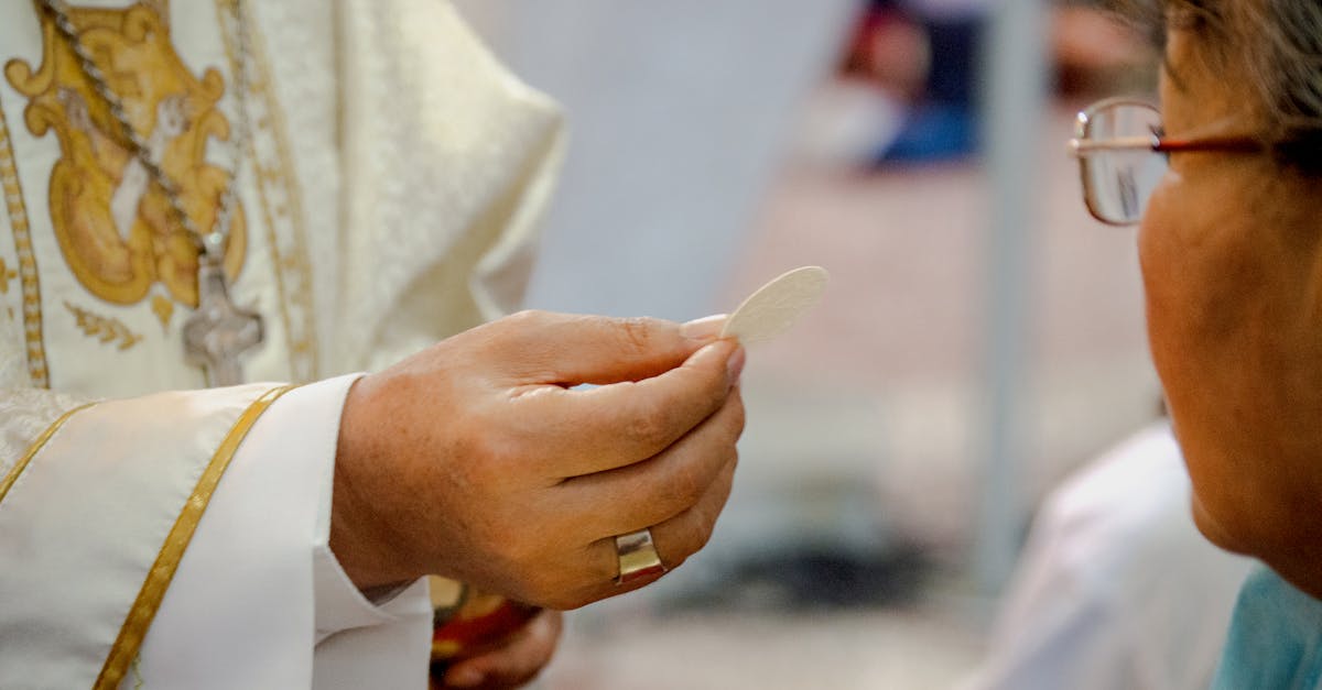 découvrez l'univers fascinant des prêtres à travers les âges. explorez leur rôle spirituel, leur influence dans la société et les traditions qui les entourent. un voyage captivant au cœur de la foi et des rituels.