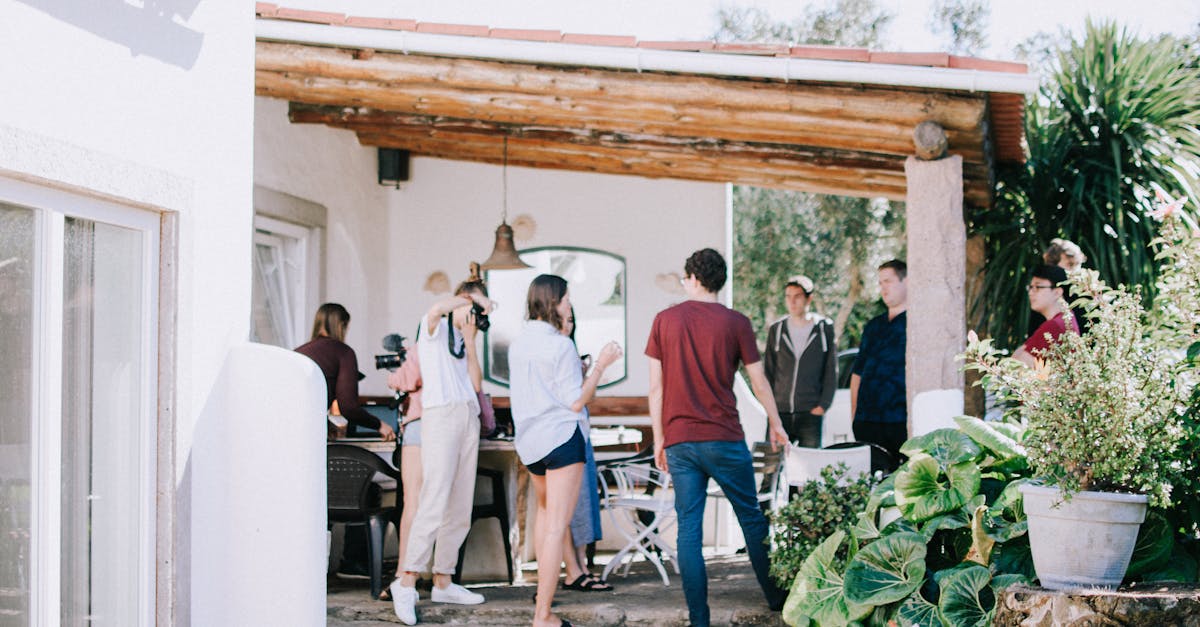 découvrez les acteurs emblématiques qui ont collaboré à plusieurs reprises avec tim burton. explorez les liens artistiques et les performances mémorables qui ont marqué son univers cinématographique unique.