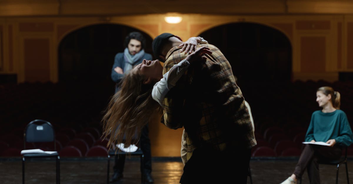 découvrez les acteurs emblématiques qui collaborent régulièrement avec tim burton, apportant une touche unique à ses films fantastiques. explorez leur dynamique créative et l'impact de leur talent sur l'univers visuel et narratif de burton.