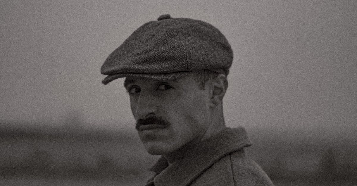 découvrez l'univers captivant de peaky blinders, la série incontournable qui plonge au cœur des années 1920 à birmingham. suivez la famille shelby, un gang redoutable, mêlant intrigues, rivalités et ambition, tout en bénéficiant d'une esthétique saisissante et d'une bande-son mémorable. plongez dans cette saga où le pouvoir, la loyauté et la trahison se croisent.