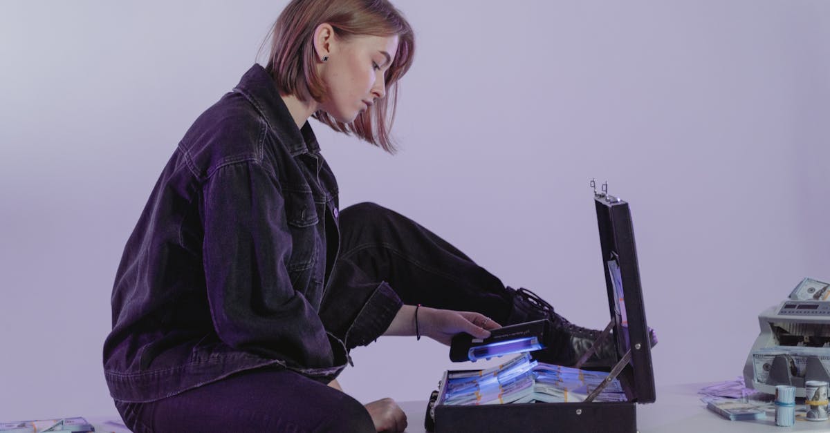 découvrez les méthodes utilisées par les arnaqueurs en ligne et comment vous protéger contre les escroqueries. apprenez à identifier les signaux d'alarme et à sécuriser vos informations personnelles afin de naviguer en toute sécurité sur internet.